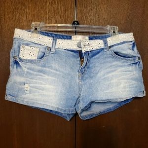 No Boundaries Juniors' Women's Jean Shorts with White Lace; 13; Blue Jean